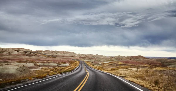 美国南达科他州巴德兰国家公园道路上的风暴云 旅行理念 — 图库照片