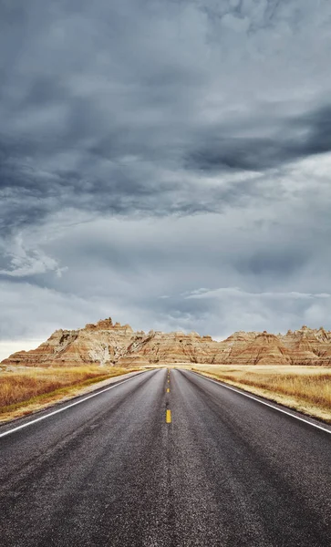 Camino Asfalto Parque Nacional Badlands Enfoque Asfalto Concepto Viaje Tonificación —  Fotos de Stock