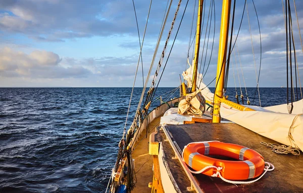 Lifebuoy Cubierta Una Vieja Goleta Vela Atardecer —  Fotos de Stock