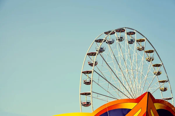 Image Tonique Rétro Une Grande Roue Dans Parc Attractions Avec — Photo