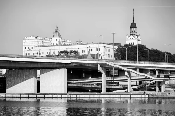 波兰Szczecin Odra河海滨与波美拉尼亚公爵城堡的黑白照片 — 图库照片