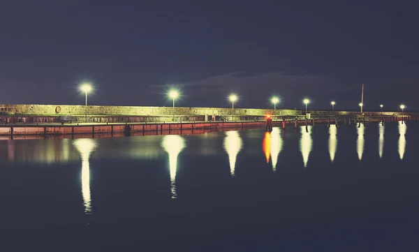夜のサスニッツ港の桟橋 カラートーンの写真 ドイツ — ストック写真