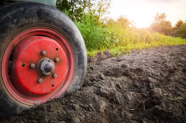 Tractor Front Tire Soil Sunset Selective Focus Field Work Concept — Stock Photo, Image