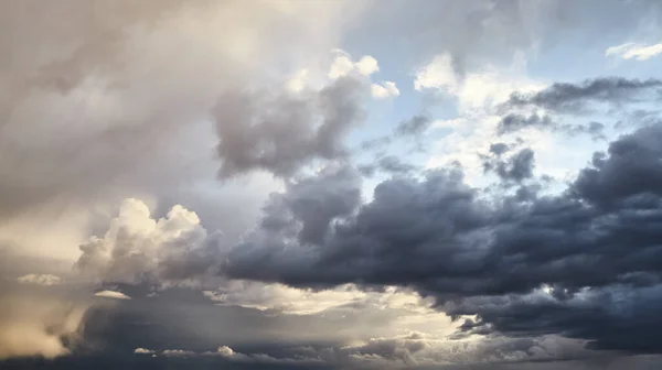 Dramatyczna Chmura Przed Burzą Zachodzie Słońca — Zdjęcie stockowe