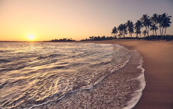 Tropisk Strand Vid Solnedgången Med Sol Reflekteras Vatten Färg Toning — Stockfoto