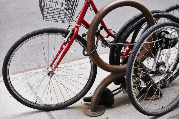 Imagen Cerca Ruedas Bicicleta Bloqueadas Ciudad Nueva York Estados Unidos —  Fotos de Stock