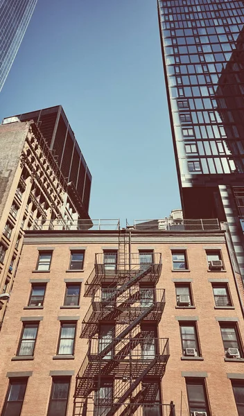 Old Brick Tenement House Modern Skyscrapers New York City Color — Stock Photo, Image