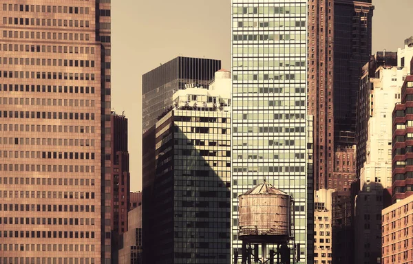 Arquitetura Diversificada Cidade Nova York Com Torre Água Madeira Velha — Fotografia de Stock