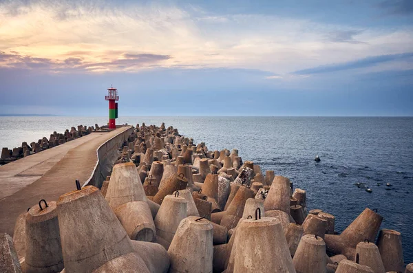 Molo Majákem Chráněné Betonovými Vlnolamy Při Západu Slunce — Stock fotografie