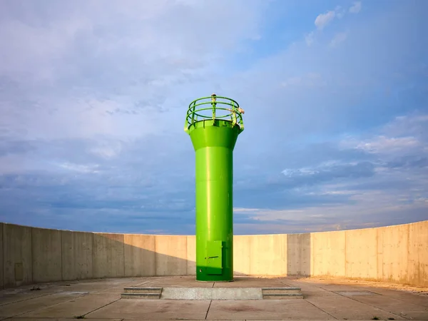 Groene Vuurtoren Omgeven Door Een Betonnen Muur Bij Zonsondergang — Stockfoto