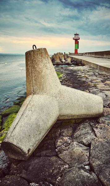 Swinoujscie一座码头落日时的混凝土四脚架防波堤 色彩斑斓 — 图库照片