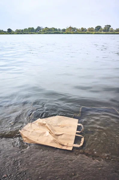 Bolso Papel Desechado Agua Imagen Del Concepto Contaminación Ambiental — Foto de Stock