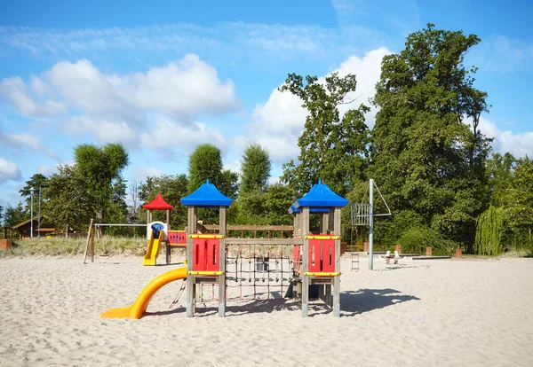 Playground Exterior Vazio Uma Praia Dia Ensolarado — Fotografia de Stock
