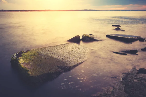 Kameny Vodě Při Západu Slunce Barevný Odstín Aplikován Swinoujscie Polsko — Stock fotografie