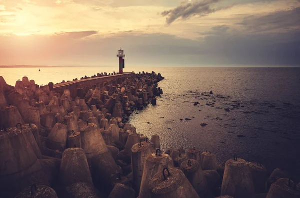 Pier Mit Leuchtturm Geschützt Durch Wellenbrecher Bei Sonnenuntergang Farbtonung Aufgetragen — Stockfoto