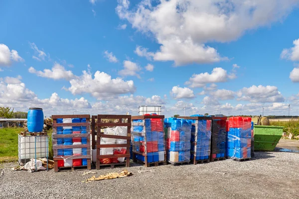 Bir Çöplükte Plastik Konteynırlardaki Kimyasallar — Stok fotoğraf