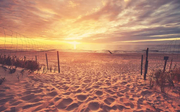 美丽落日的海滩入口 色彩艳丽的图画 — 图库照片