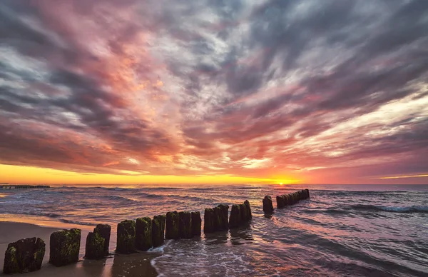 Scénický Západ Slunce Nad Mořem Starou Dřevěnou Vlnolamem — Stock fotografie
