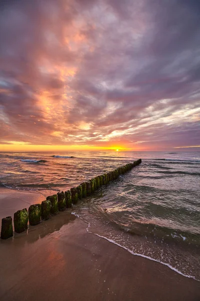 Escénica Puesta Sol Sobre Mar Báltico Con Viejo Rompeolas Madera — Foto de Stock