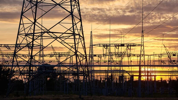 Elektriciteitscentrale Transmissieinfrastructuur Silhouetten Bij Zonsondergang — Stockfoto