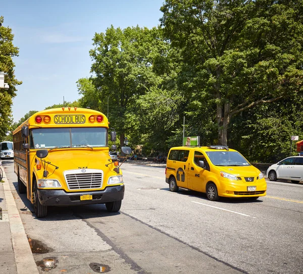 New York Usa Augusti 2015 Skolbuss Och Taxibil Manhattan — Stockfoto