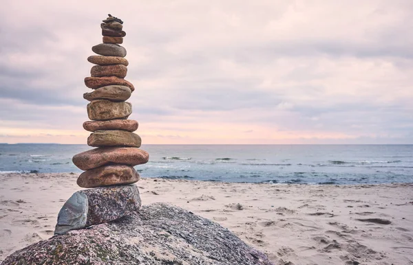 Stenen Piramide Een Strand Zen Harmonie Evenwicht Concept Kleur Toning — Stockfoto