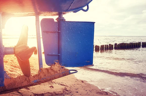 Barco Pesca Leme Hélice Uma Praia Pôr Sol Tonificação Cor — Fotografia de Stock