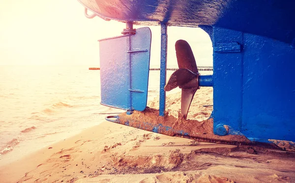 Timón Barco Pesca Hélice Una Playa Atardecer Enfoque Selectivo Tonificación — Foto de Stock