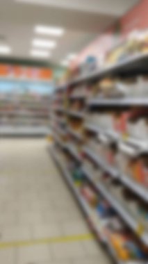 Windows mağazasının arka planı bulanık. Mal satışı.