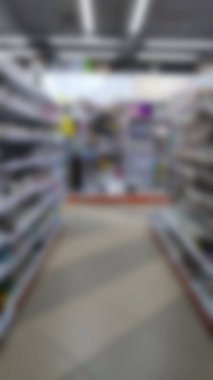 Çeşitli ürünlerle mağaza pencerelerinin bulanık arkaplanı.