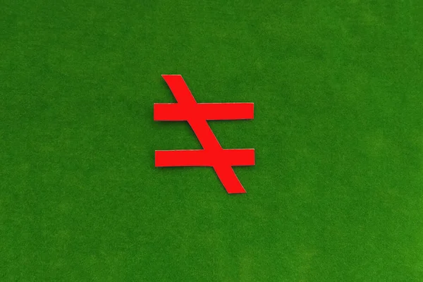 Signo Está Igualmente Tachado Rojo Sobre Fondo Verde Signo Desigualdad — Foto de Stock