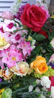 Farklı renklerin toplanması. Bitkilerden oluşan bir buket. Kompozisyon