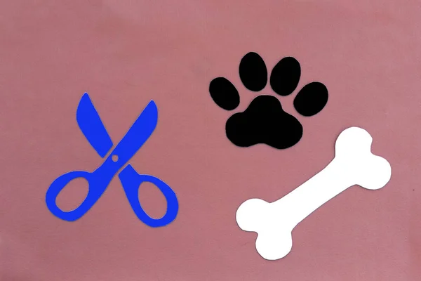Πατημασιές Ψαλίδια Κόκαλα Σαν Σκυλοτροφή Ροζ Φόντο Κούρεμα Κατοικίδιων Ζώων — Φωτογραφία Αρχείου