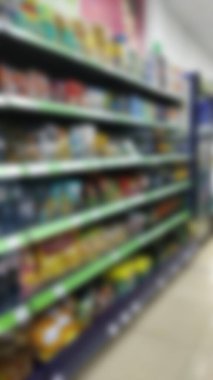 Mağaza penceresinin bulanık arkaplanı. Alışveriş köşkünde raflar ve eşyalar. Satılık..