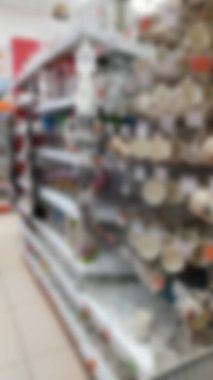 Ürün ile mağaza penceresinin bulanık arkaplanı. Süpermarketin iç alanı.