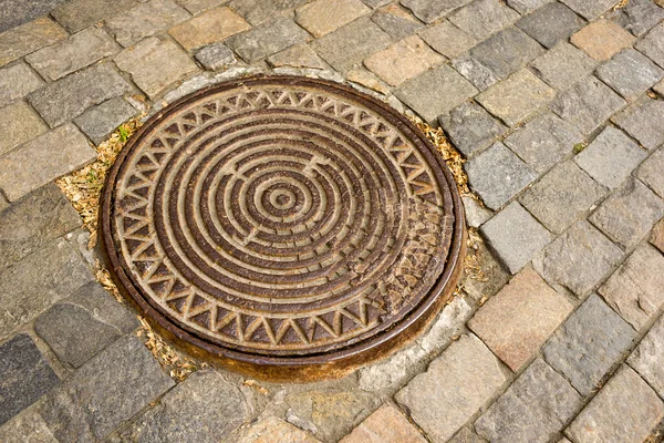 Iron Manhole Well Background Road Made Stone Paving Stones Street — Stock Photo, Image