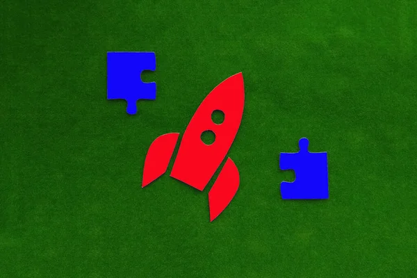 Красная Ракета Взлетает Две Головоломки Зеленом Фоне Стремясь Вершине Работай — стоковое фото