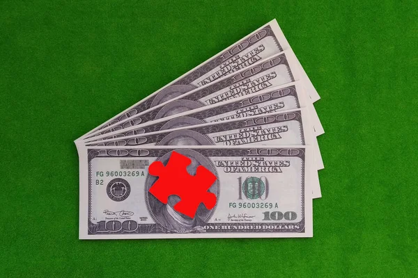 Notas Dólares Americanos Quebra Cabeças Vermelho Num Fundo Verde Negócios — Fotografia de Stock
