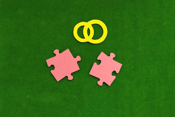 Dos Anillos Boda Amarillos Dos Puzzles Sobre Fondo Verde Pareja — Foto de Stock