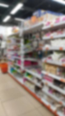 Marketteki ürünle tezgahın arka planı bulanık. Tabii ki. perakende satış.