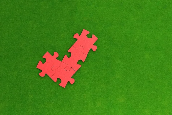 パズルのチェックマークは緑の背景に赤です 意思決定のマーク — ストック写真