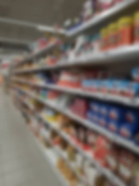 杂货店货架的背景模糊不清 在超级市场销售产品 — 图库照片