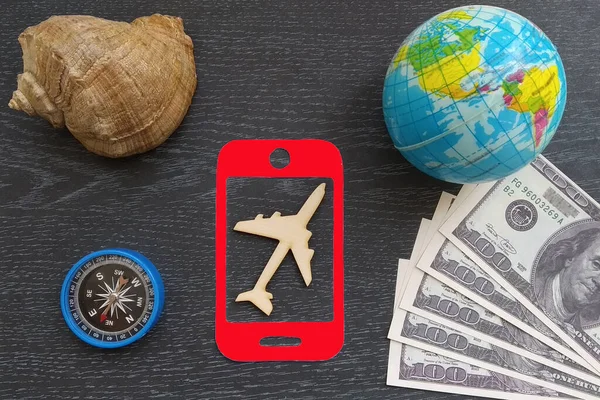 Czerwony Telefon Komórkowy Samolot Globus Muszla Amerykańskie Banknoty Dolarowe Kompas — Zdjęcie stockowe