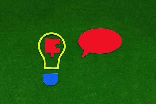 Lampadina Puzzle Ovale Testo Rosso Sfondo Verde Concetto Idee Imprenditoriali — Foto Stock