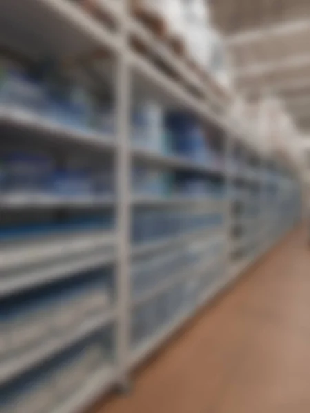 スーパーマーケットの中に商品が置かれた棚の背景がぼやけている 製品の販売 — ストック写真