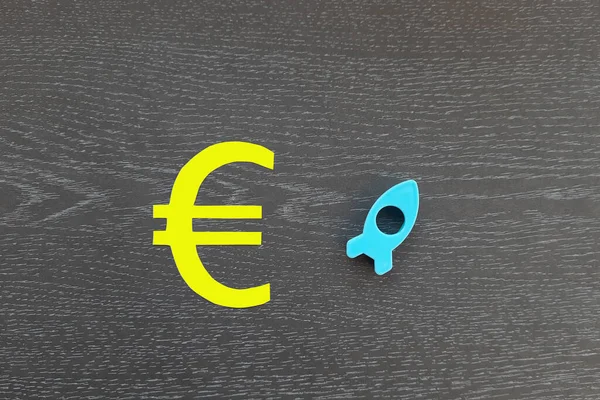 Евро Знак Желтом Синяя Ракета Взлетает Темном Фоне Концепция Роста — стоковое фото
