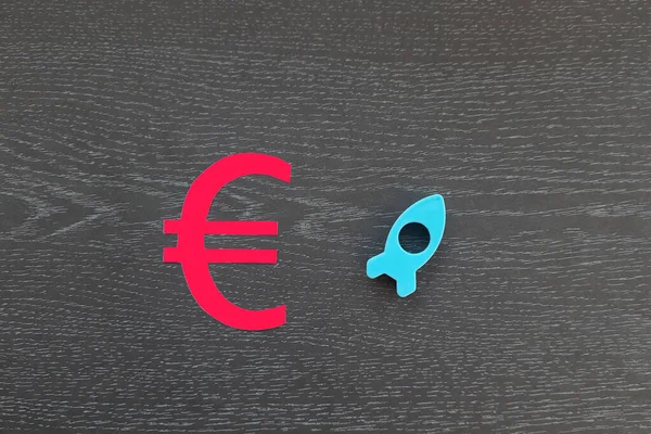 Euro Sinal Vermelho Foguete Decolando Fundo Escuro Apreciação Moeda Dinheiro — Fotografia de Stock