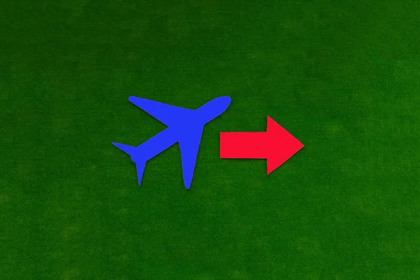 Samolot Jest Niebieski Czerwoną Strzałką Skierowaną Prawo Zielonym Tle Podróże — Zdjęcie stockowe