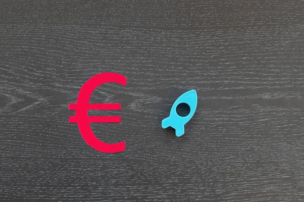 ユーロ記号 暗い背景に青で飛ぶロケット ユーロ通貨の成長の概念 金融資金 — ストック写真
