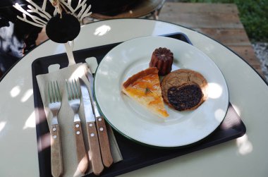 Masada yemek için hazır taze pişmiş ekmek.